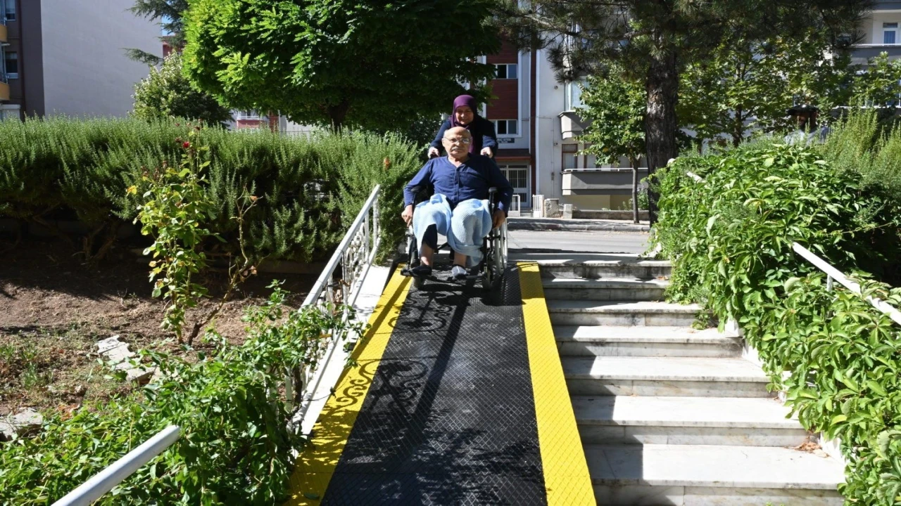 Isparta Belediyesinden yürüme engelli yaşlı adama hayatını kolaylaştıracak dokunuş