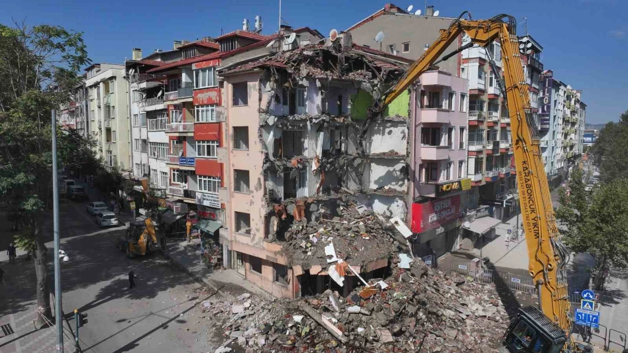 Ispartada 53 yıllık Çarşı Polis Karakolu binası riskli yapı olduğu için yıkıldı