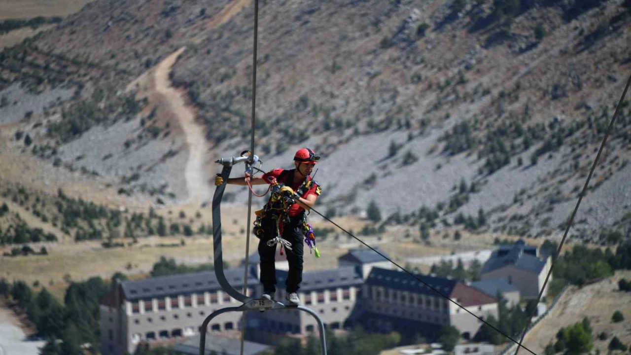 Ispartada bin 850 rakımda teleferikte nefes kesen kurtarma tatbikatı