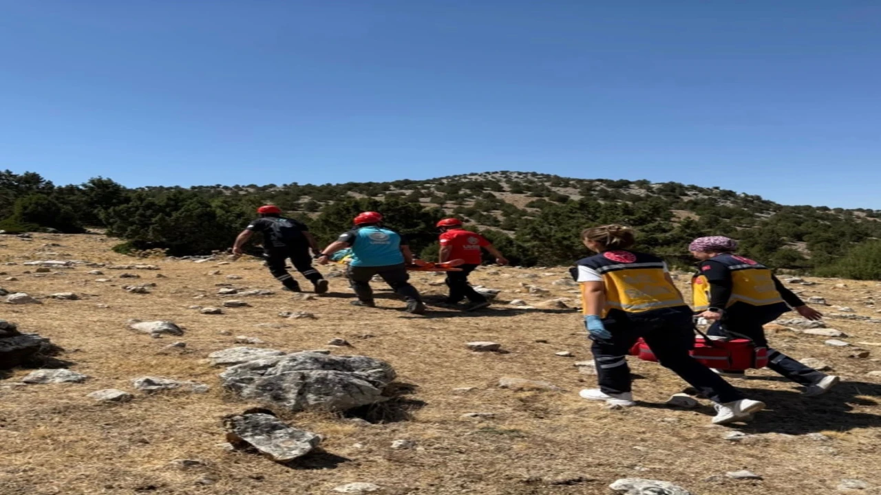 Ispartada kayalıklardan düşen kadın operasyonla kurtarıldı