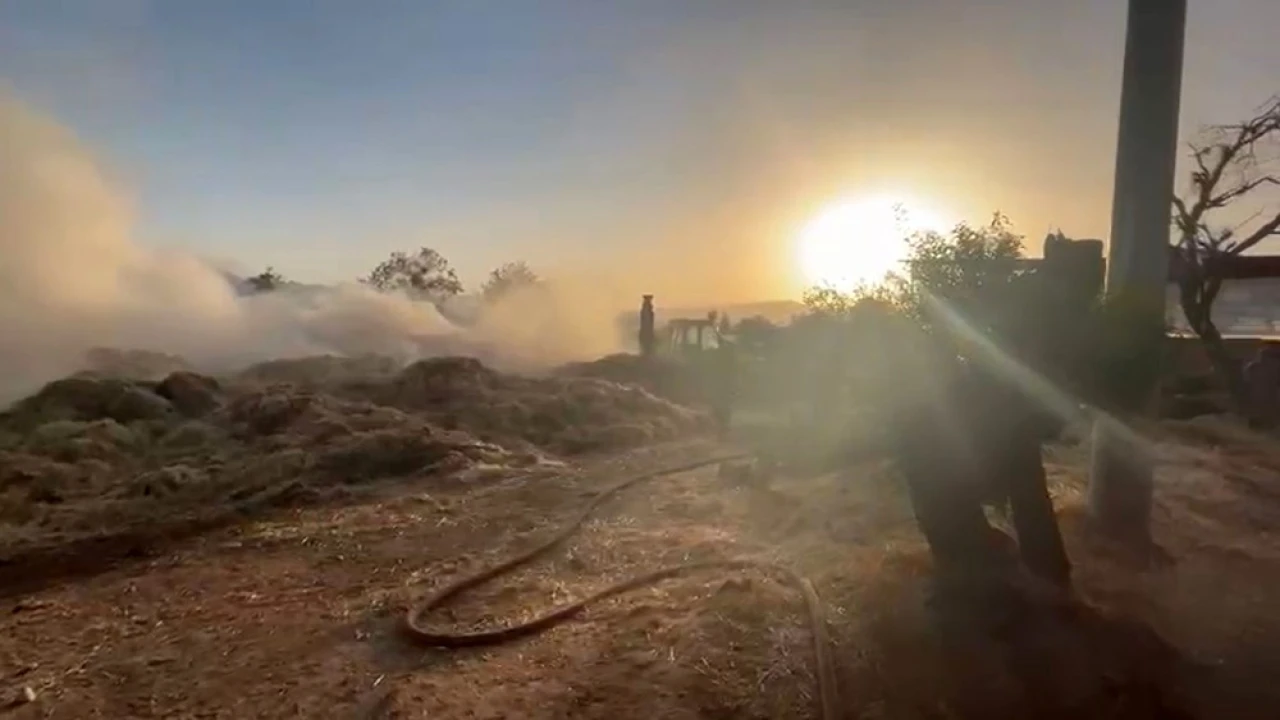 Ispartada köyde çıkan yangın saman balyalarını kül etti