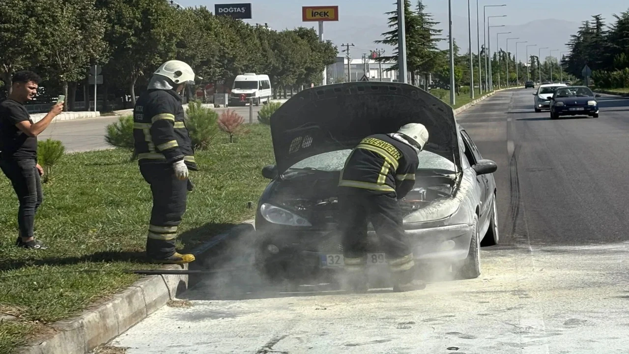Ispartada seyir halindeki otomobil alev aldı