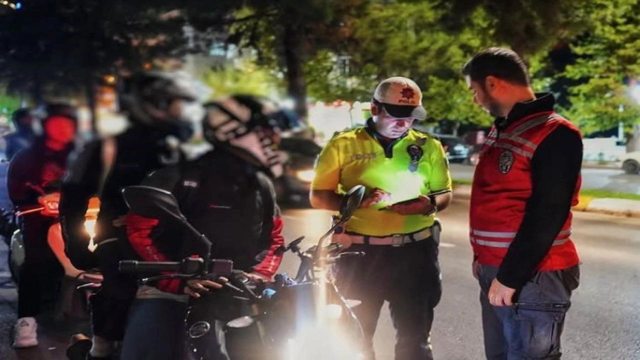 Ispartada vatandaşların huzurunu bozan araçlar trafikten men edildi