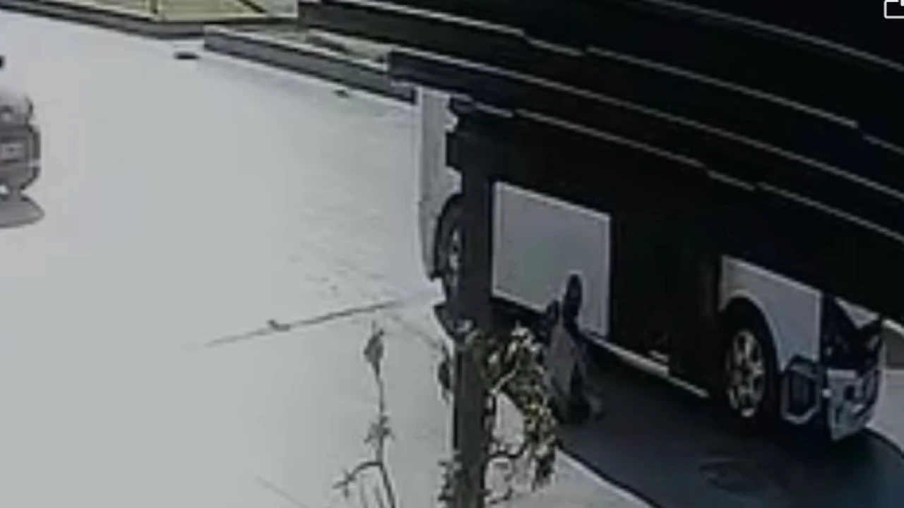 Kapısı açık hareket eden minibüsten öğrenci düştü