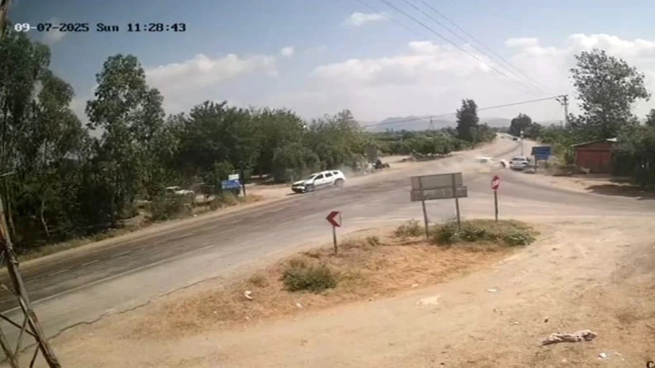 Kavşakta yaşanan kaza güvenlik kamerasına yansıdı