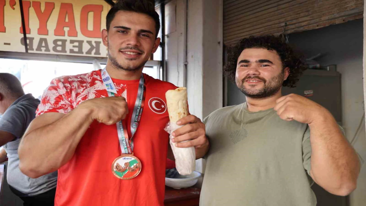 Kebap tezgahından dünya kürsüsüne: bilek güreşinde dünya üçüncüsü oldu