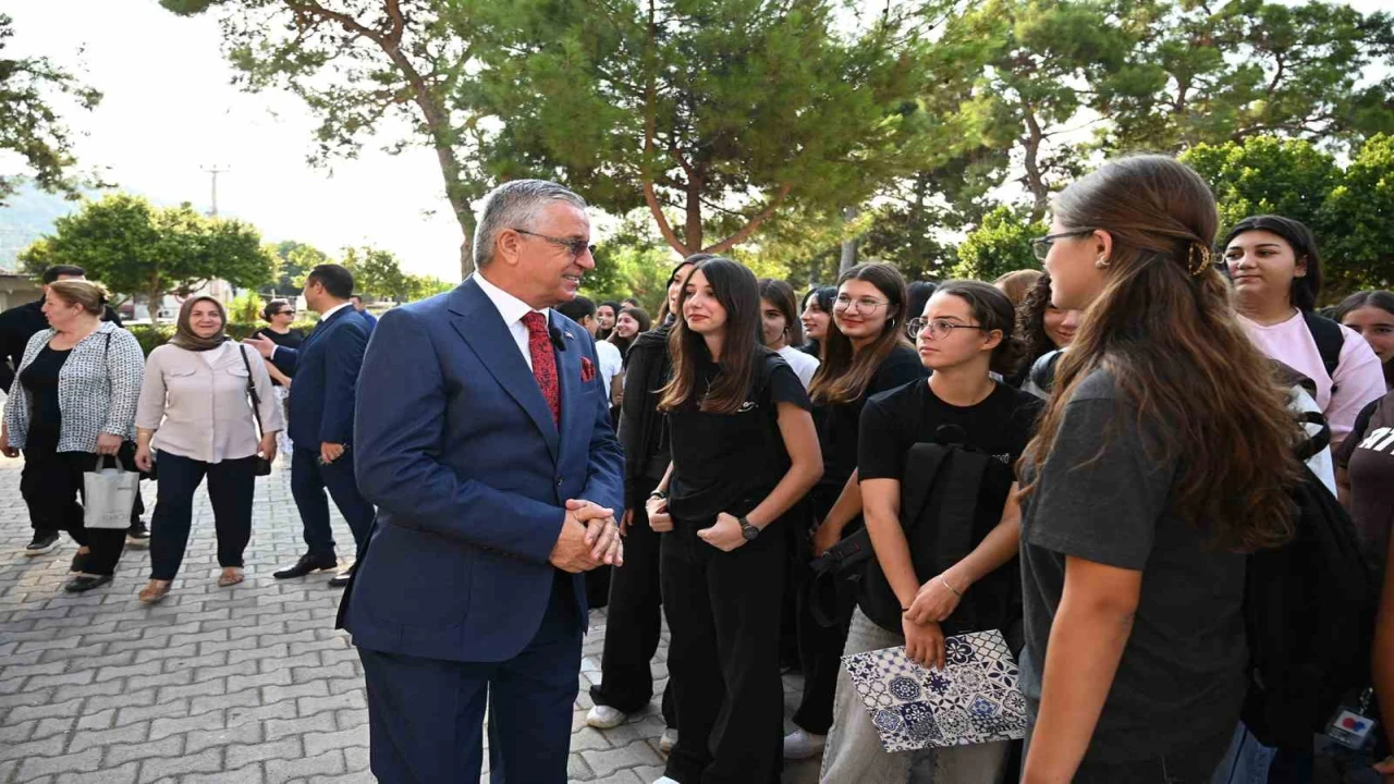 Kemerde ilk zil, kitap ve kırtasiye hediyesiyle geldi