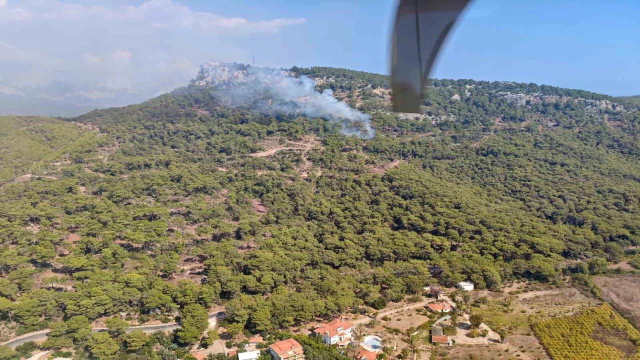 Kemerde ormanlık alanda çıkan yangına havadan ve karadan müdahale