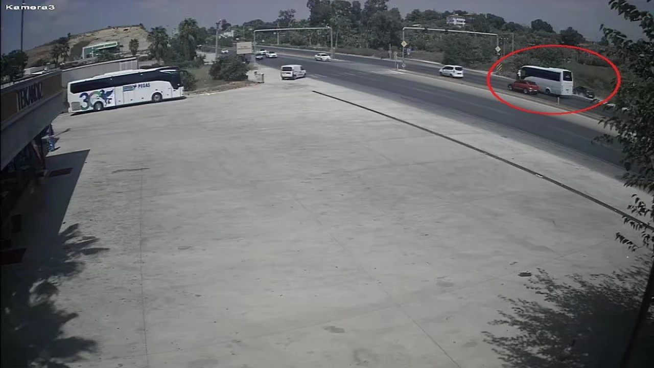 Kırmızı ışıkta duran araçlara çarpmamak için otomobilini şarampole sürdü