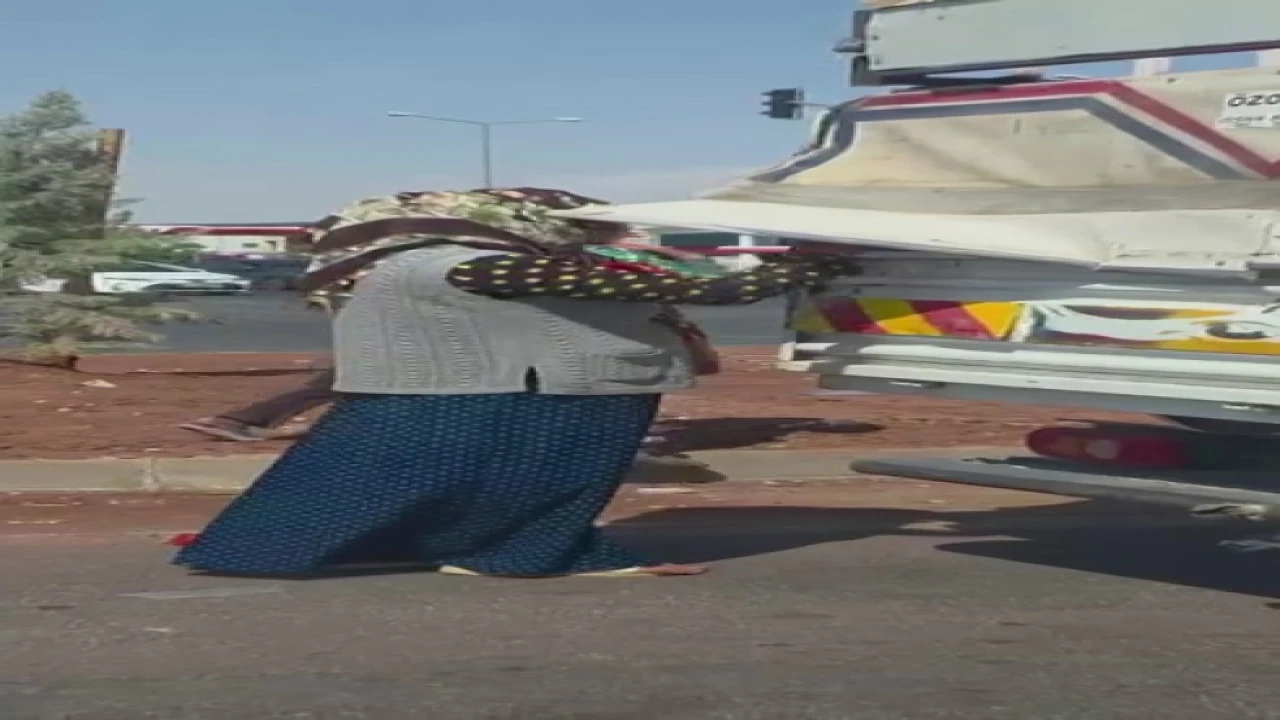 Kırmızı ışıkta duran kamyonetten biber çaldılar