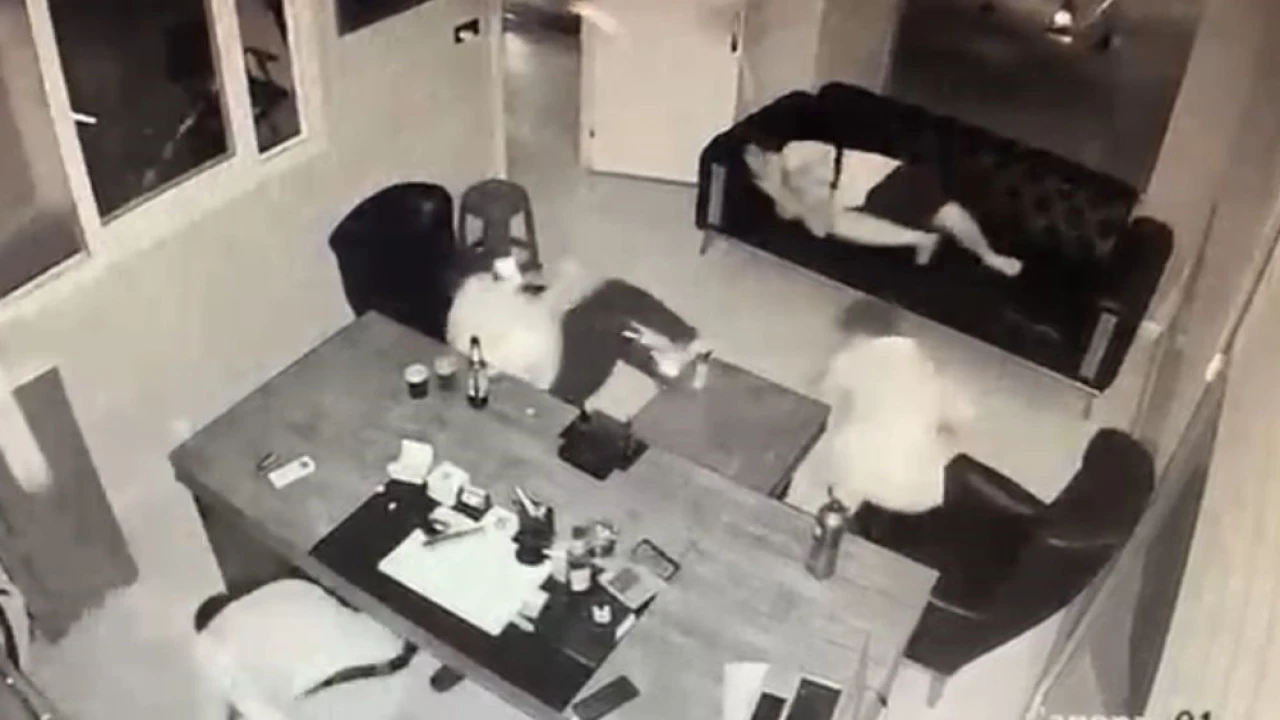 Kıskançlık yüzünden tetikçi tutmuş: Kurşunlar havada gezdi, içerde olanlar panik yaşadı