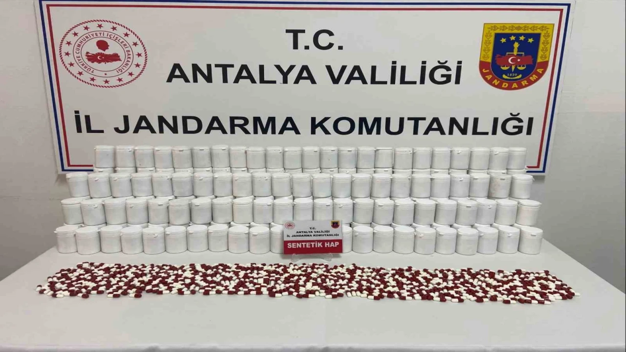 Kontrol noktasında durdurulan araçtan binlerce sentetik hap ele geçirildi