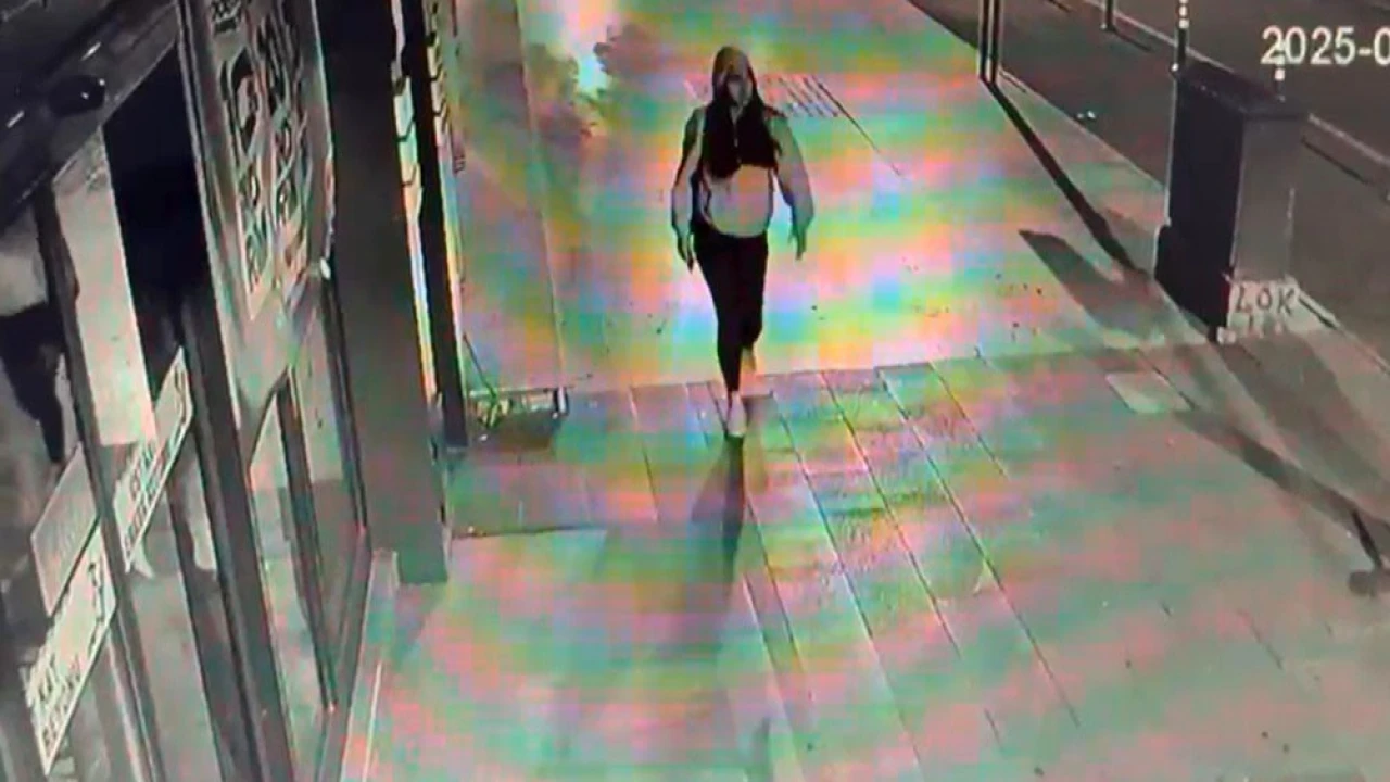 Kontrolden çıkarak işletmeye dalan otomobilin altında kalmaktan kıl payı kurtuldu