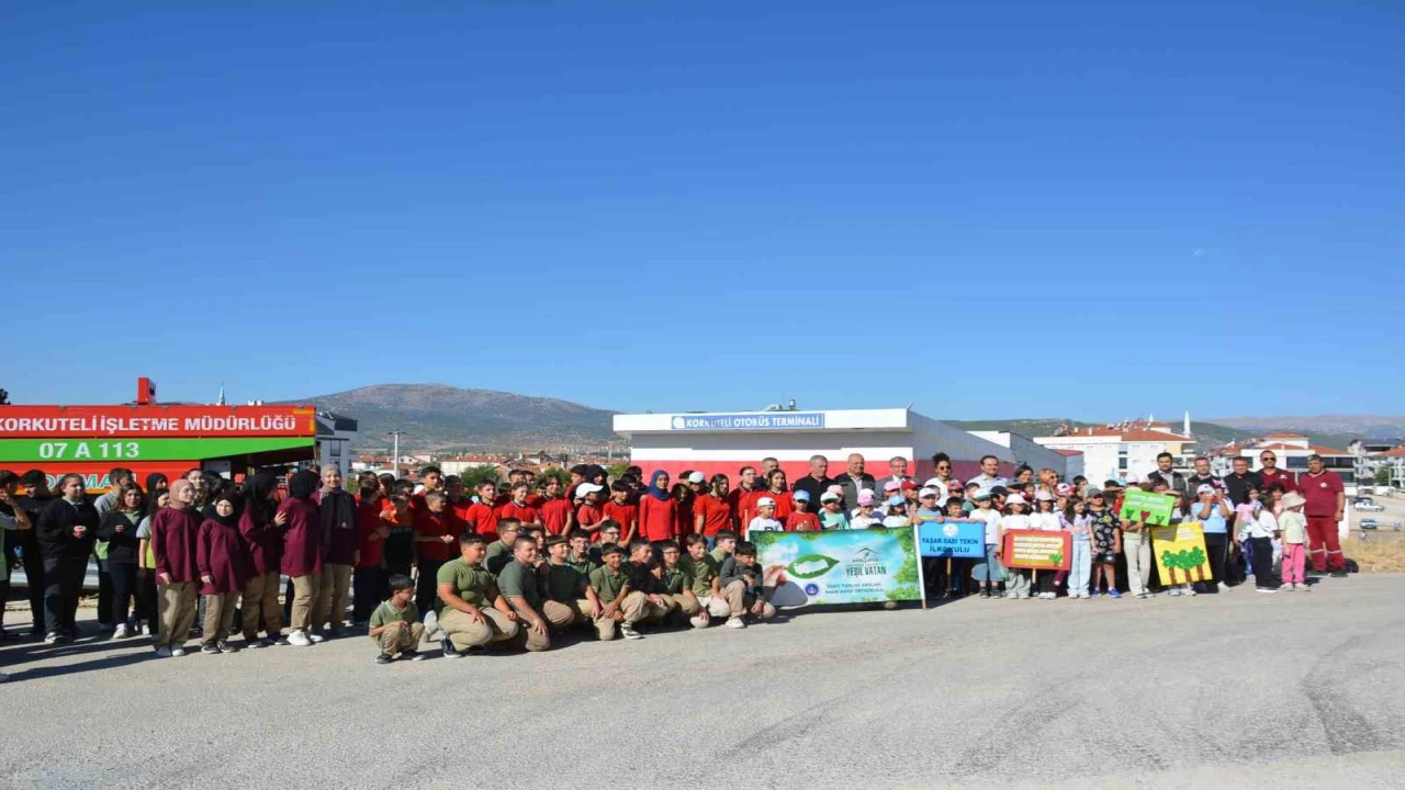 Korkutelide öğrenciler yeşil vatan için fidan dikti