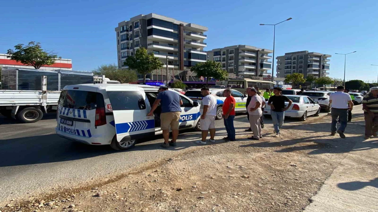 Kucağına aldığı oğluyla yolun karşısına geçerken otomobil çarptı: 1i ağır 2 yaralı