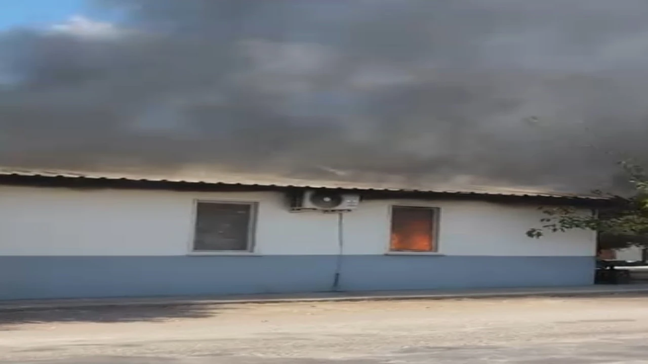 Kumlucada yaşlı kadının yalnız yaşadığı ev yandı