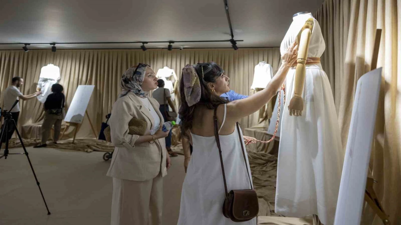 ‘Mersin Dokumaları Kıyafet Sergisi Tarsus Üniversitesi öğrencilerine ilham oldu