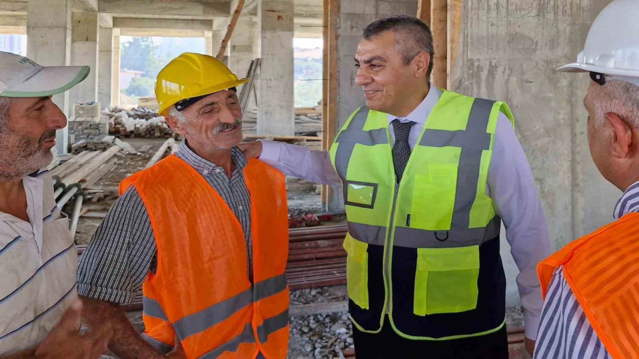 Mersin Valisi Toros, Tarsusta yapımı süren eğitim yatırımlarını inceledi