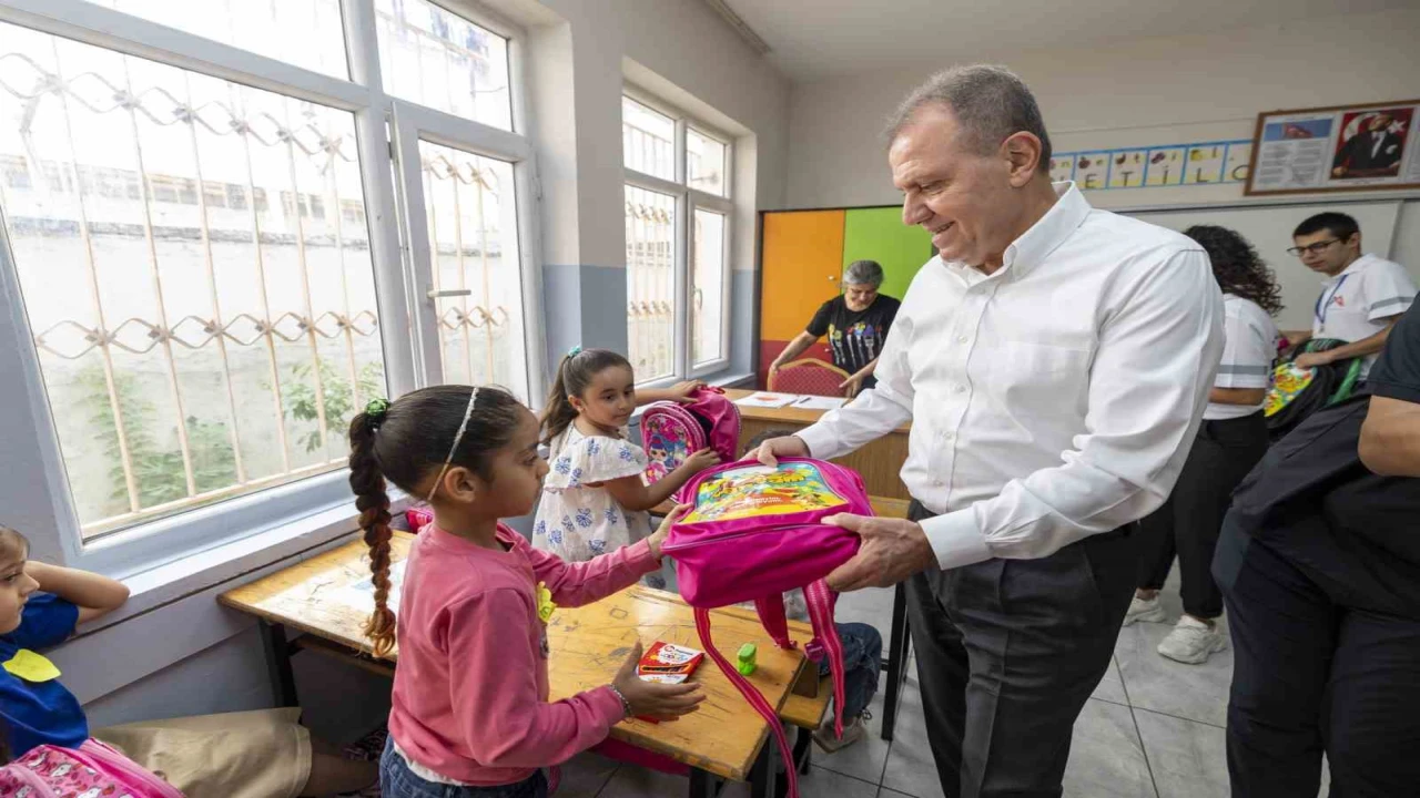 Mersinde 1. sınıf öğrencilerine çanta ve kırtasiye seti