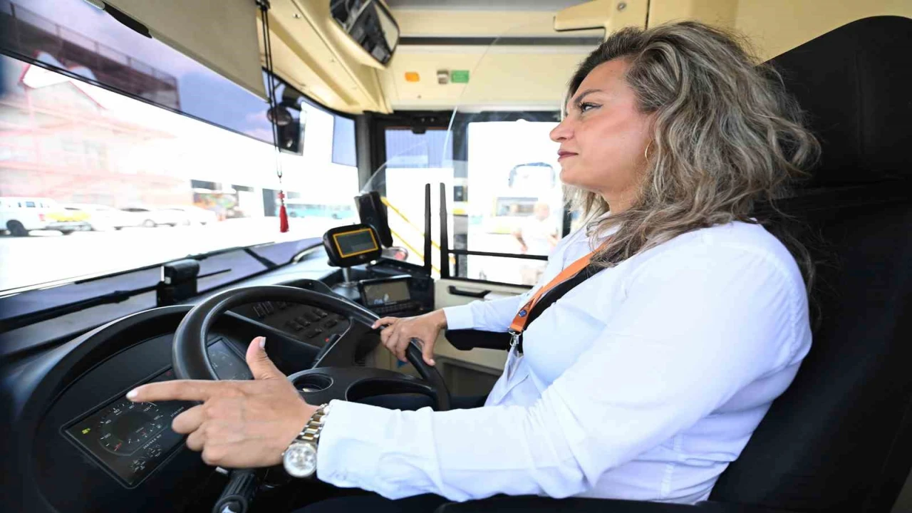 Mersinde 2 çocuk annesi ücretsiz kursla otobüs şoförü oldu