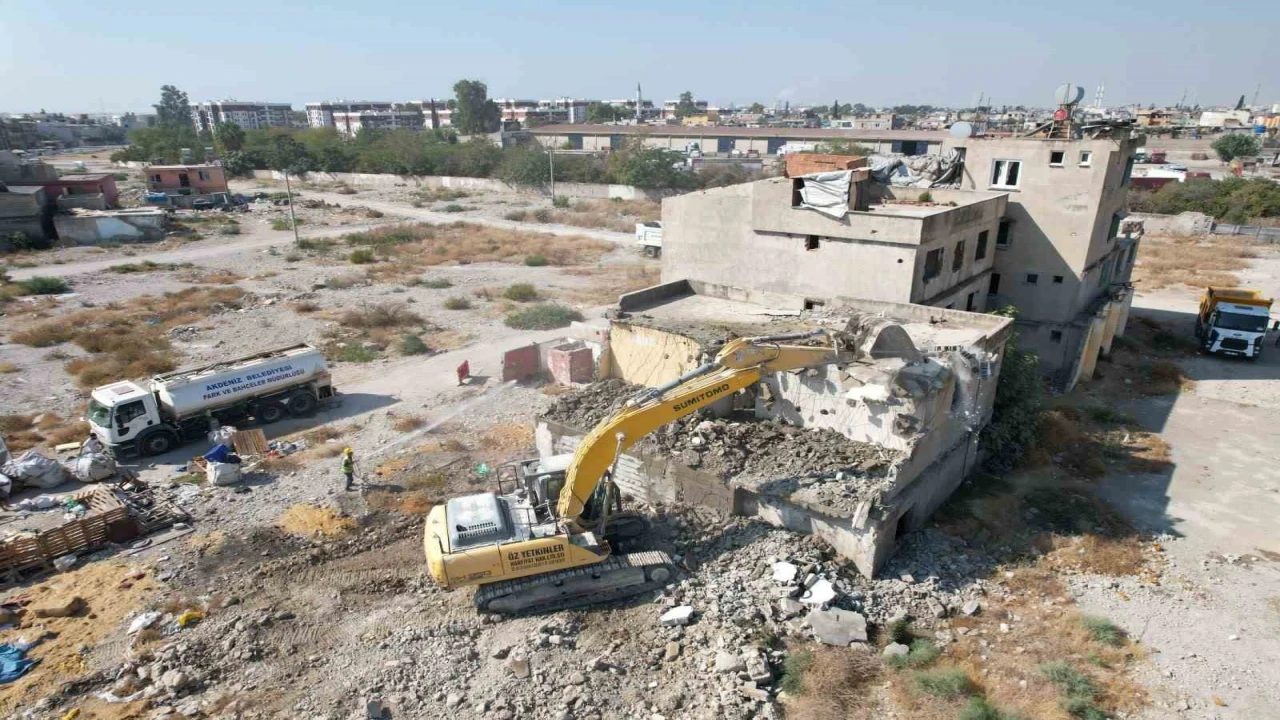 Mersinde 2 katlı metruk bina kontrollü şekilde yıkıldı