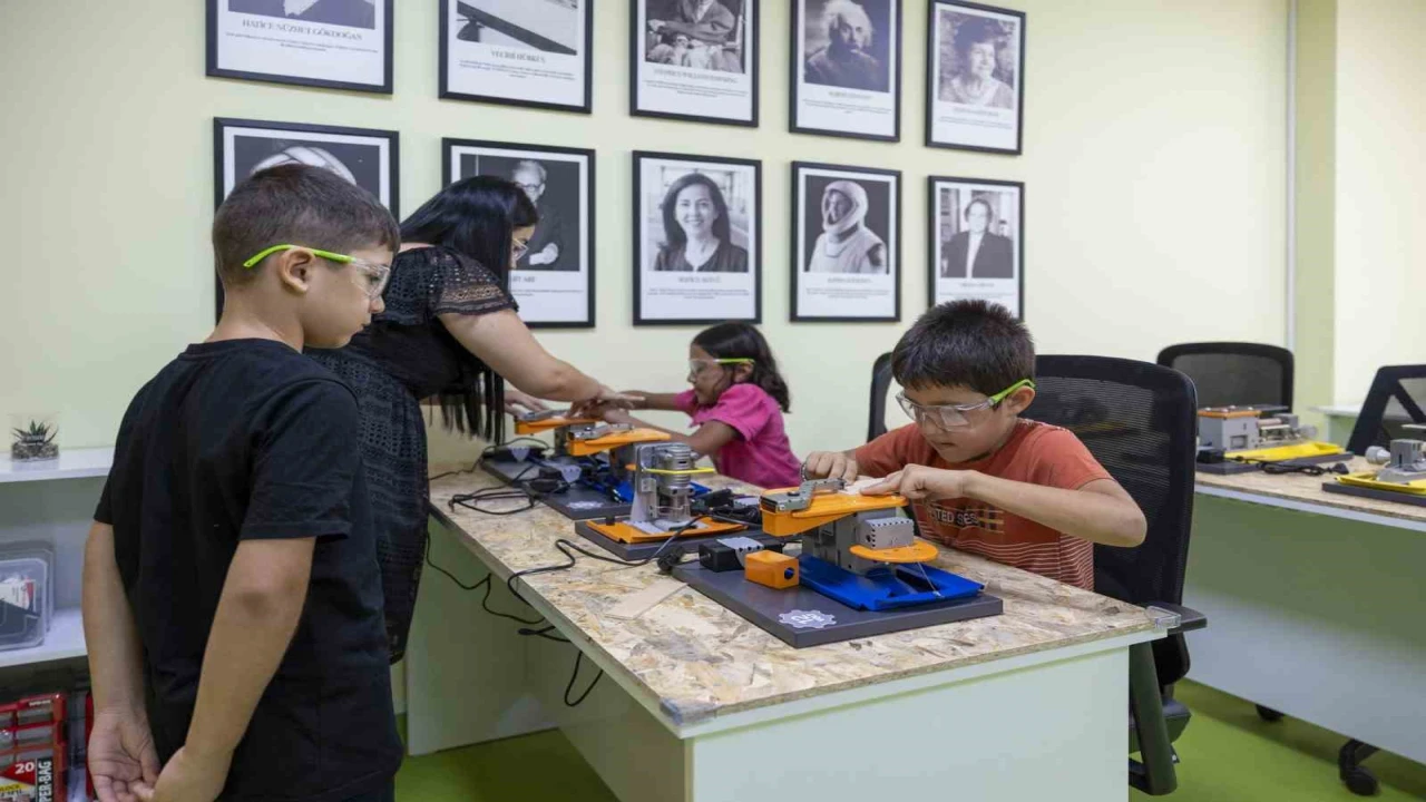 Mersinde çocuklar, tasarım atölyesinde üretmeyi öğreniyor