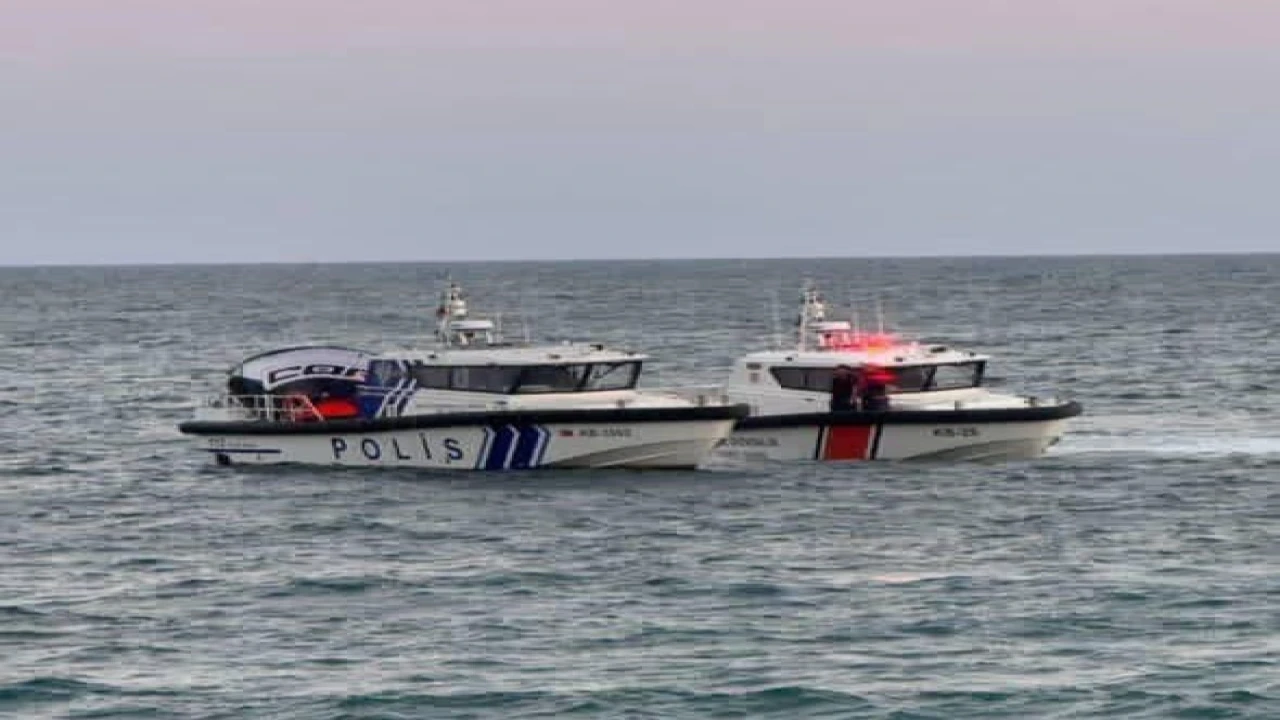 Mersinde iki ayrı paraşüt kazası: Biri direğe takıldı, diğeri denize düştü