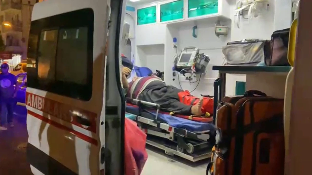 Mersinde otomobil ile motosiklet çarpıştı: 2 yaralı