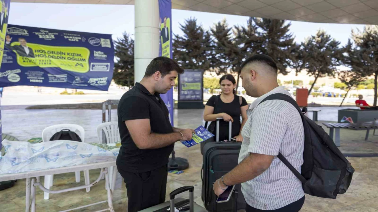 Mersinde üniversiteli gençler şehrin girişinde karşılanıyor