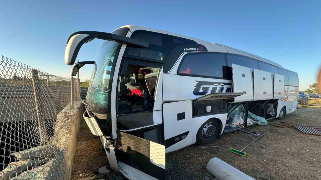 Mersinde yolcu otobüsü refüje girdi: 13 yaralı