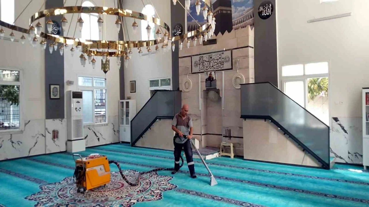 Mersindeki camilerde temizlik çalışmaları sürüyor