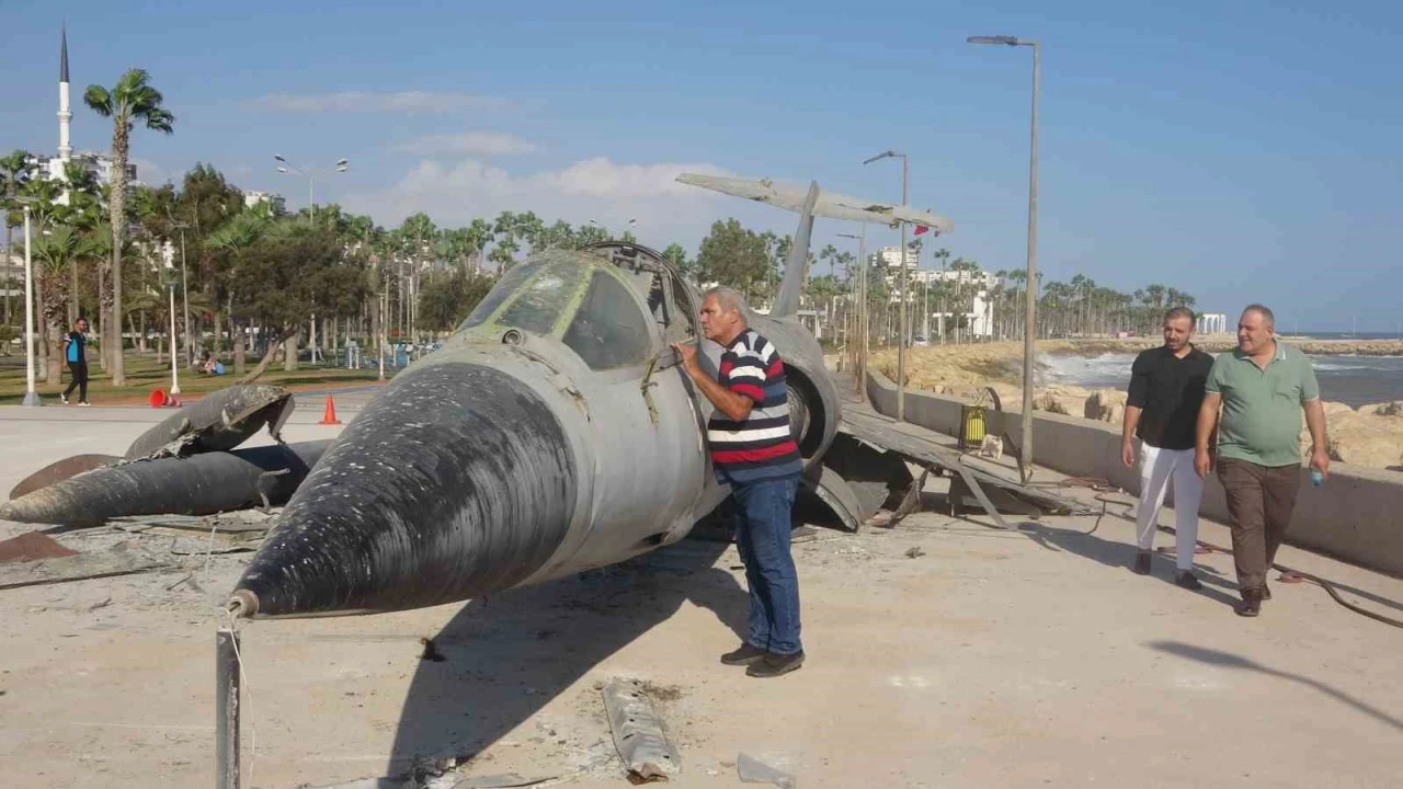 Mersinin simgesi efsane savaş uçağı sahilden kaldırılıyor