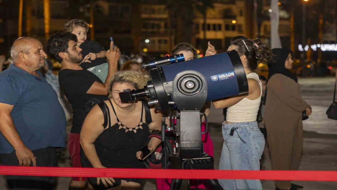 Mersinliler tam ay tutulmasını ilgiyle izledi