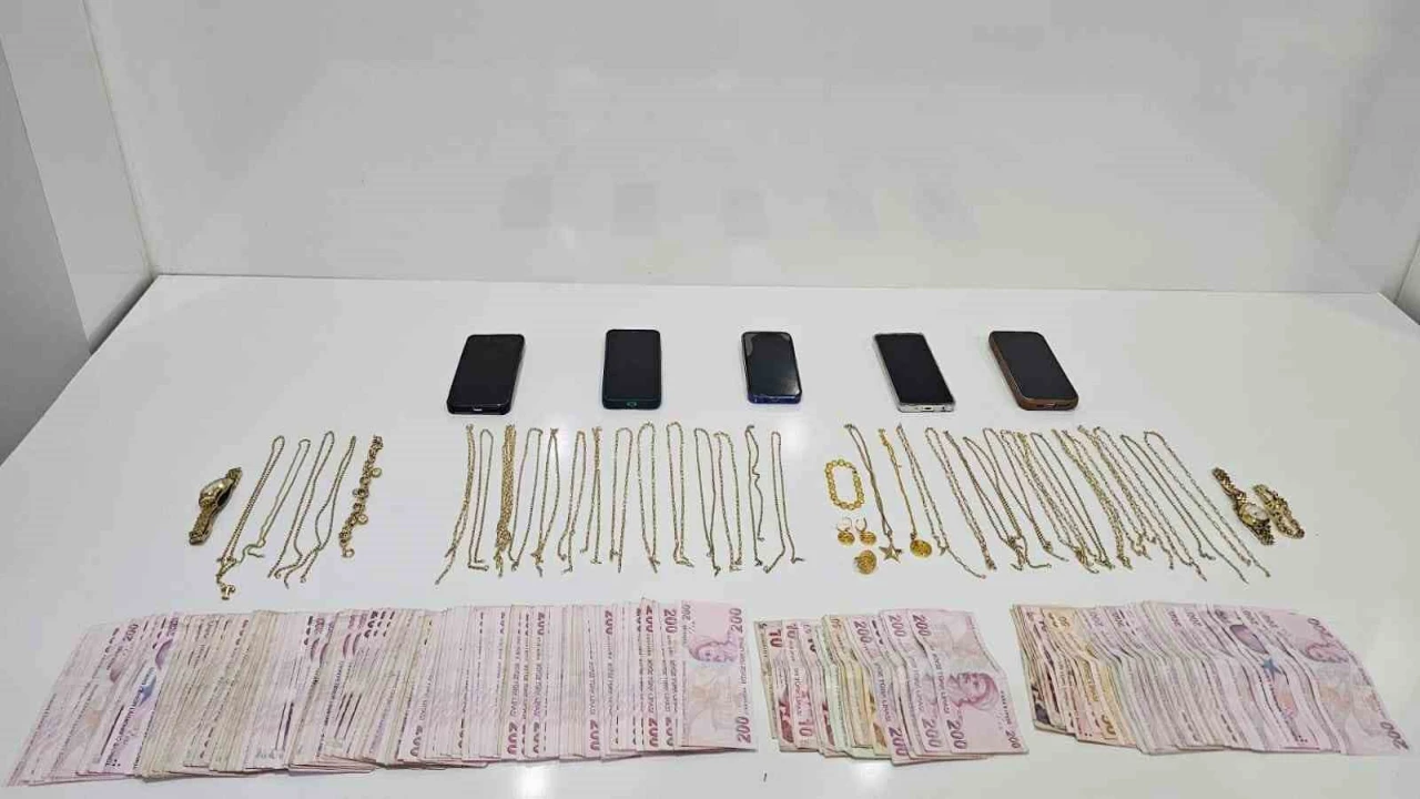 O anlar kamerda: Kuyumcuları sahte altınla dolandırdılar, yakalandılar