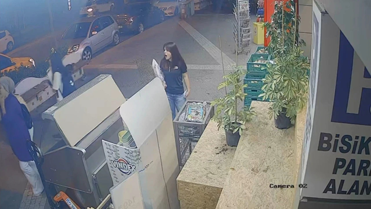 Önüne çıkan otomobilden kaçmak isterken devrilip başka aracın altına girdi: 1 yaralı