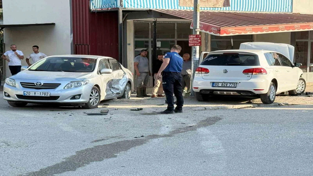 Osmaniyede iki otomobilin karıştığı kazada 3 kişi yaralandı