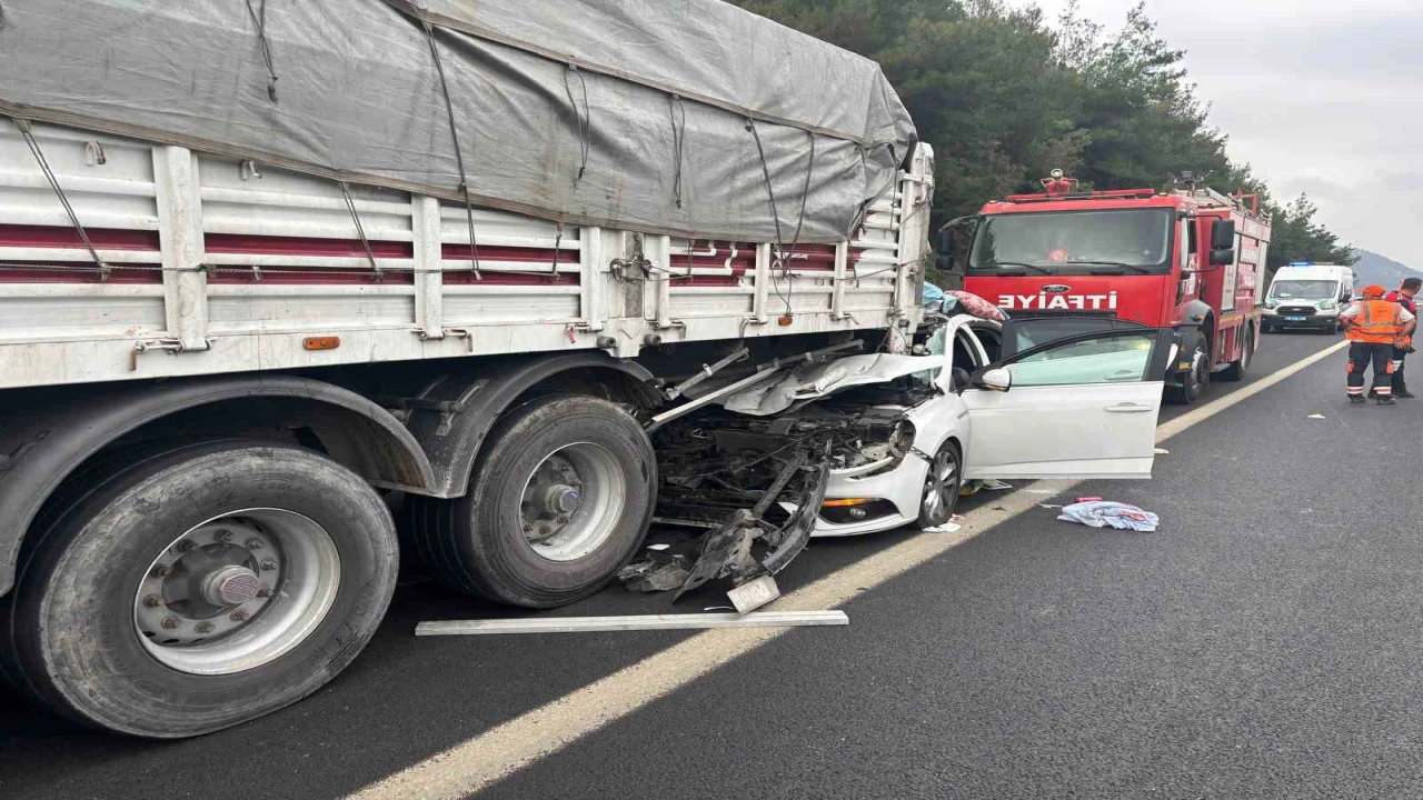 Osmaniyede otomobil tıra arkadan çarptı: 4 ağır yaralı