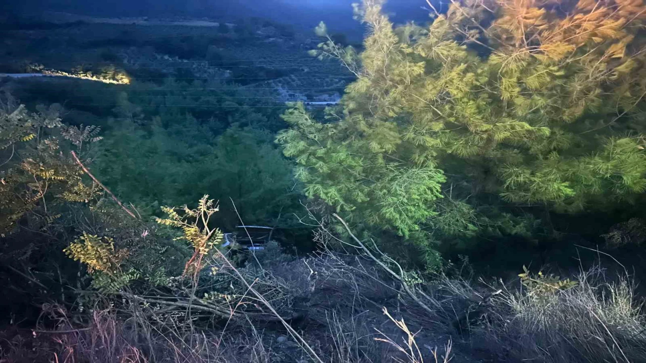 Osmaniyede otomobil uçuruma yuvarlandı: 3 yaralı