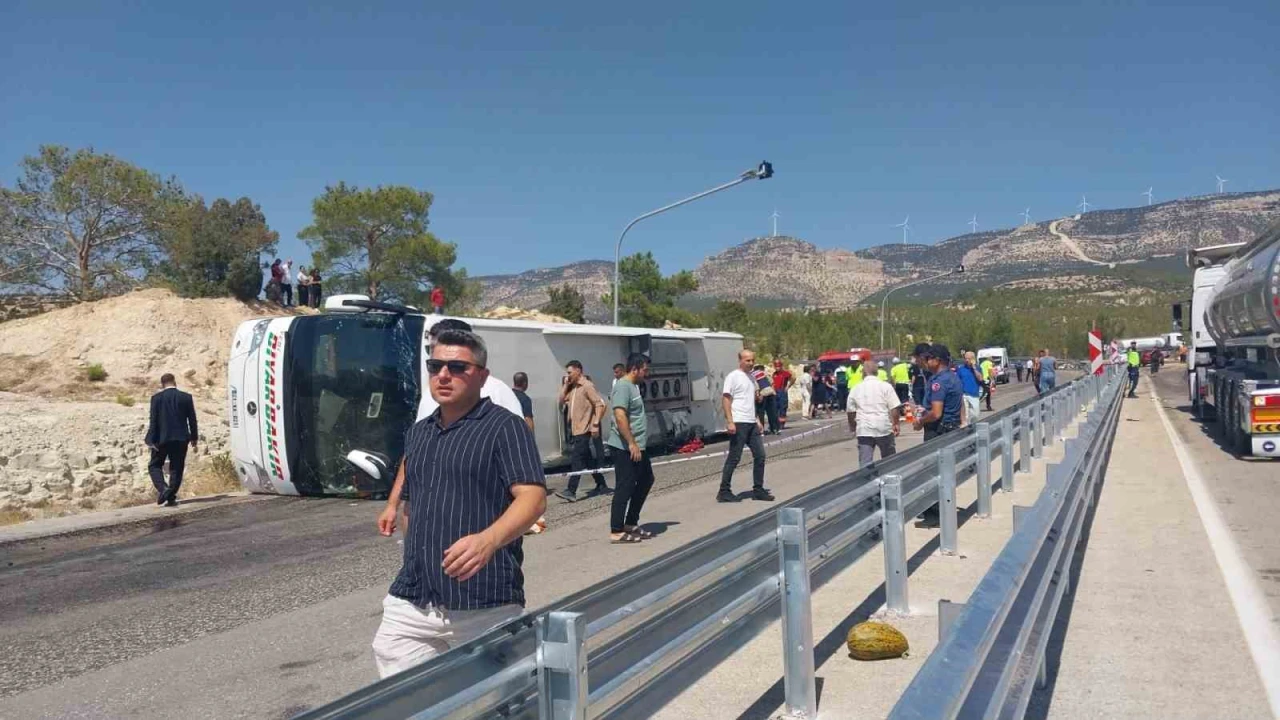 Otobüs ile kamyon çarpıştı: Ölü ve yaralılar var