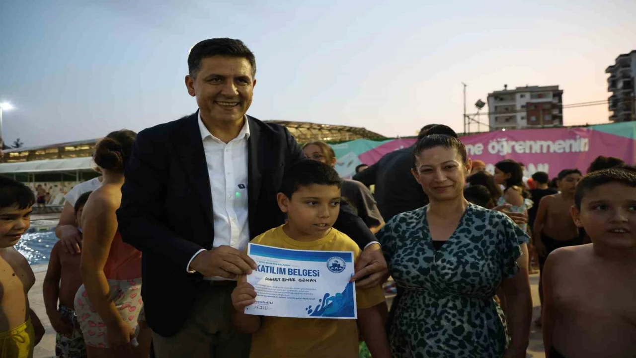 Özel bireyler havuzda engellerini aştı, 500 çocuk yüzme öğrendi