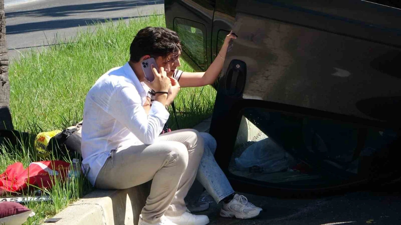 Palmiyeye çarpan araç takla attı: 2 yaralı