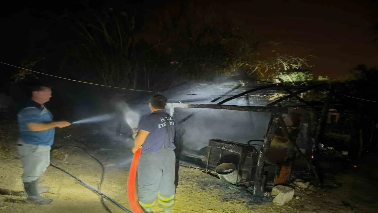 Samandağda depo olarak kullanılan çadır yandı