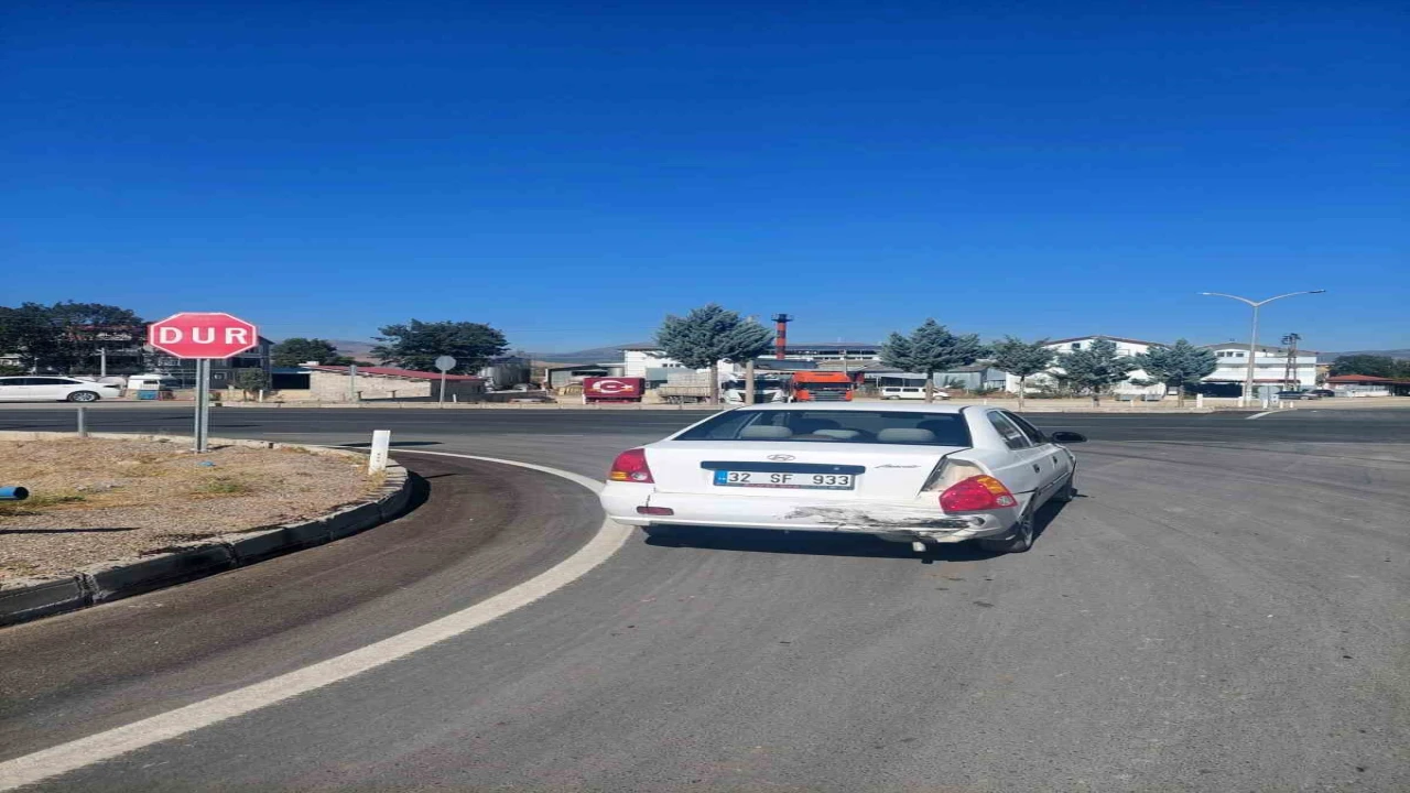 Şarkikaraağaçta iki otomobil çarpıştı: 3 yaşındaki çocuk yaralandı