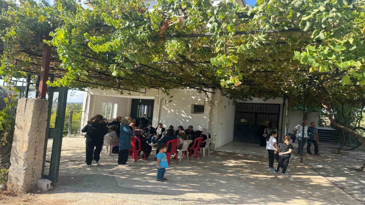 Şehit astsubayın Osmaniyedeki babaevine Türk bayrağı asıldı