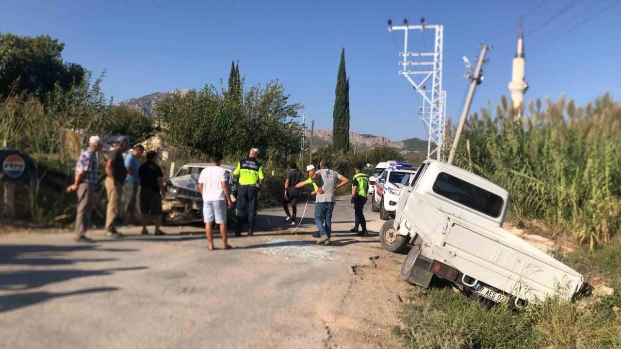 Serikte otomobil ile kamyonet kafa kafaya çarpıştı: 2 yaralı
