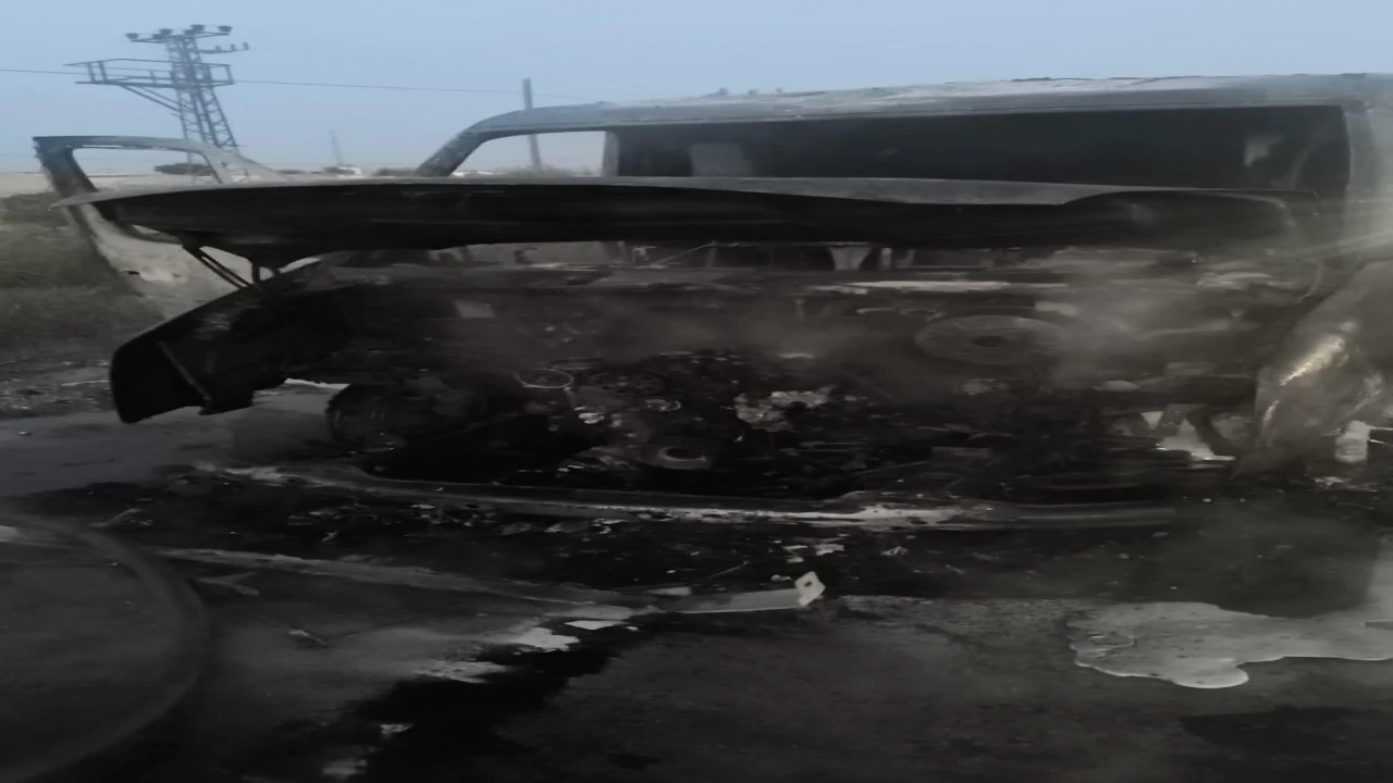 Serikte seyir halindeki tur minibüsü yangında kullanılamaz hale geldi