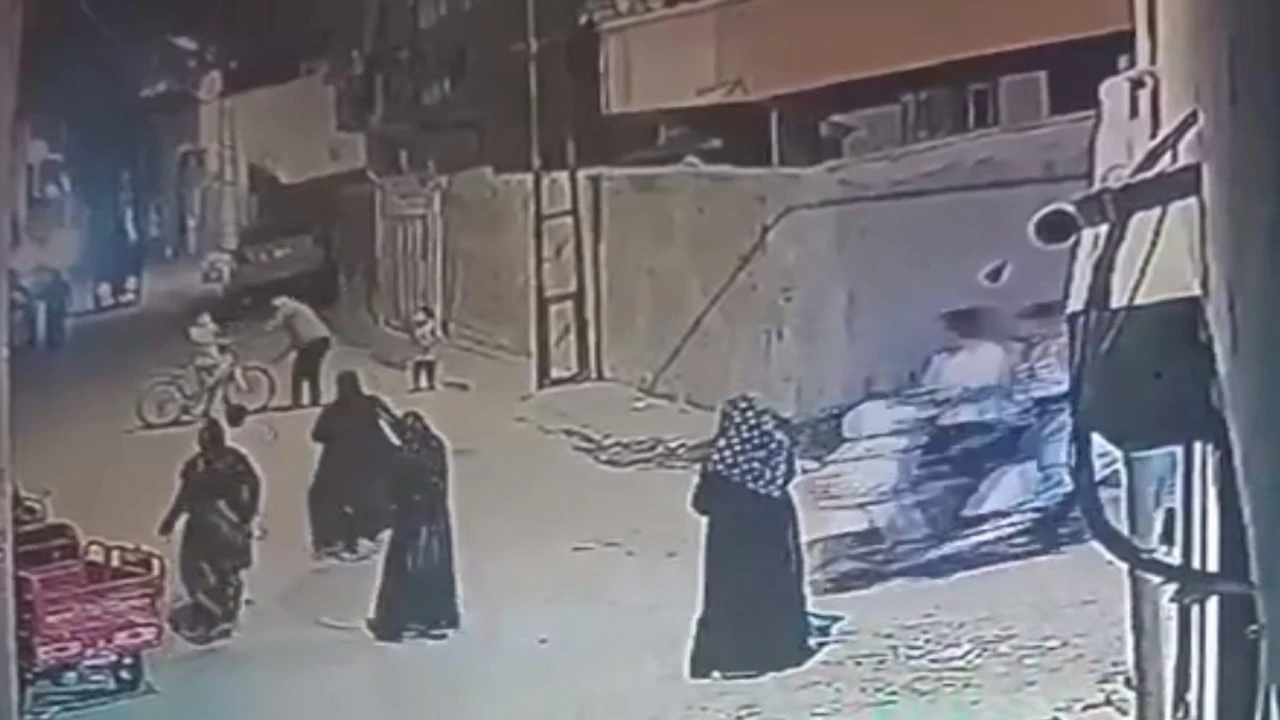 Sesinden rahatsız olduğu çocukları sopayla dövdü