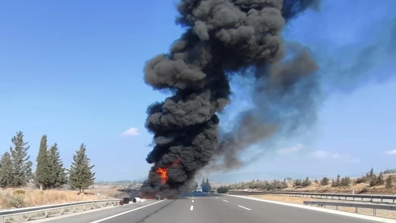 Şoför, yolcuları tahliye etti otobüs alev alev yandı