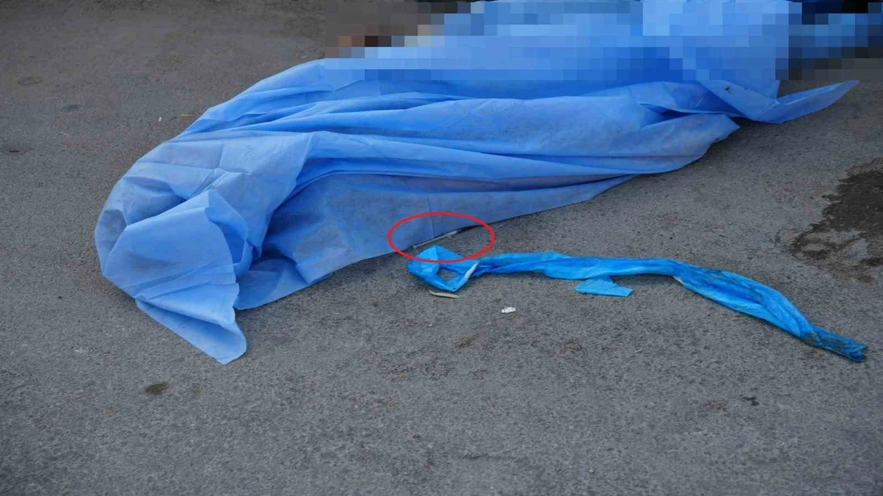 Sokak ortasında yanında şırıngayla ölü bulundu