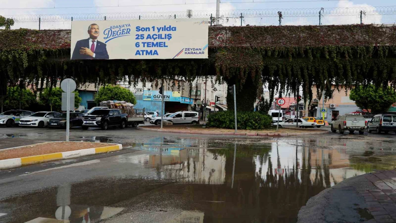 Su borusu patladı, cadde göle döndü